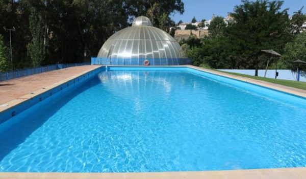 El concejal de Deportes ha explicado que el reducido espacio del césped impedía mantener la distancia de seguridad recomendada entre bañistas.