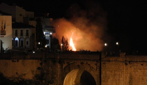 El fuego quemó varios focos ubicados en la terraza del restaurante, aunque los Bomberos evitaron que ardieran sus toldos.