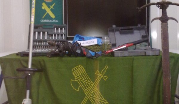 Objetos incautados por la Guardia Civil en la operación.