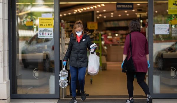 Con la entrada en vigor de la denominada "nueva normalidad", desde este domingo se flexibilizan algunas medidas sobre la movilidad territorial pero se sigue aconsejando el uso frecuente de mascarilla.