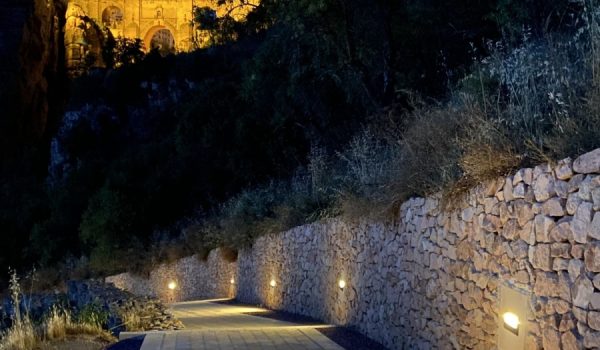 La actuación ha incorporado puntos de luz para iluminar la muralla y las puertas de Cristo y del Viento.