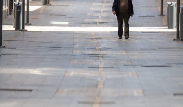 El uso de mascarilla es obligatorio en ciudadanos mayores de seis años en espacios públicos, mientras no puedan mantener una distancia mínima de un metro y medio con otra persona.