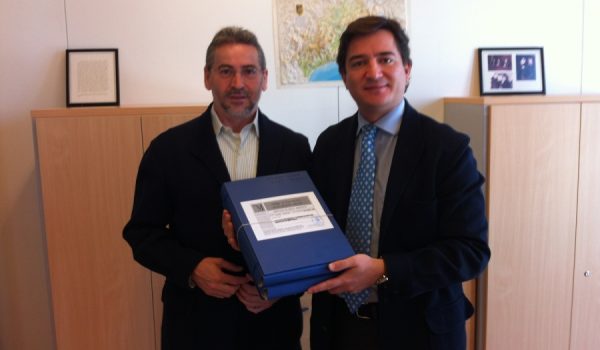 El alcalde de Montejaque, Diego Sánchez, recibe el proyecto de obra del nuevo depósito de agua.