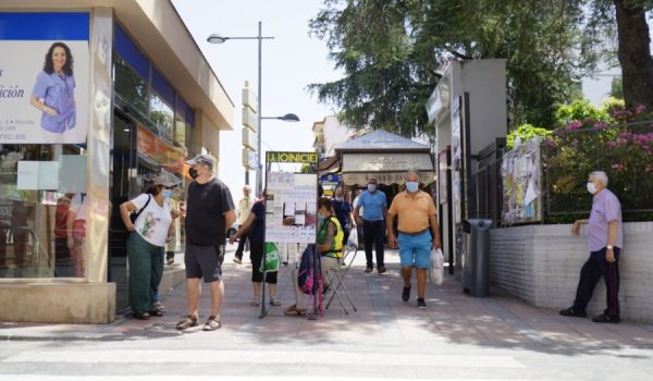 La Policía Local sanciona a aquellos ciudadanos mayores de seis años que no lleven mascarilla en espacios públicos en los que no puedan mantener, al menos, un metro y medio de distancia.