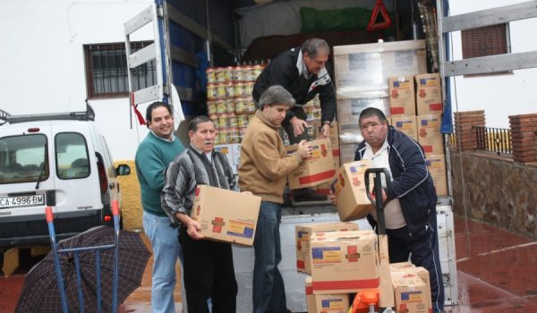 Los alimentos han llegado esta mañana al Centro Cívico de la barriada de Padre Jesús.