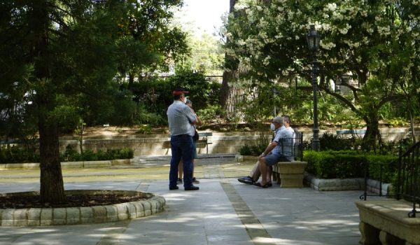 La propagación del virus es menos frecuente en espacios al aire libre que en entornos cerrados y sin ventilación natural.