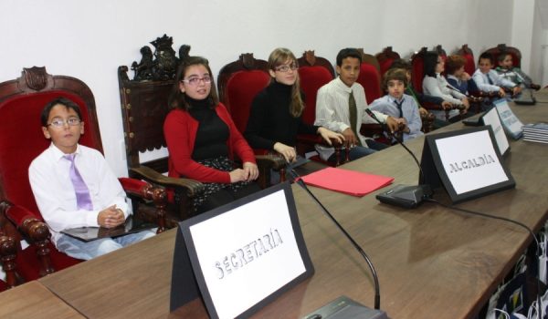 Han participado alrededor de cincuenta de alumnos, que han emulado a los mayores a la perfección.