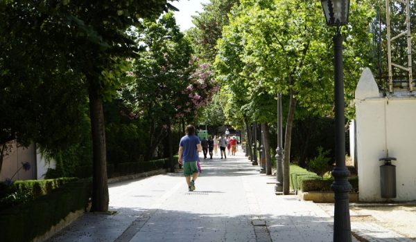 El uso de mascarilla es obligatorio mientras no puede garantizarse la distancia de seguridad de al menos un metro y medio con otra persona.
