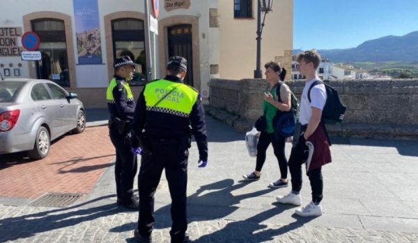 Tras los primeros días de aplicación de la medida los agentes comenzarán a multar a los ciudadanos que no lleven mascarilla, al margen de la distancia que mantengan con otros individuos.