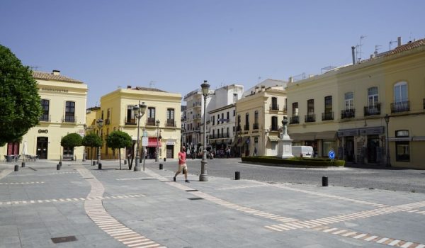 Desde hoy el uso de mascarillas en lugares abiertos al público es obligatorio a pesar de que se mantenga la distancia de seguridad (Foto de archivo).