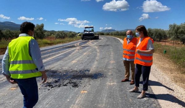 Trabajos de asfaltado en la Variante este de Arriate el pasado mayo.