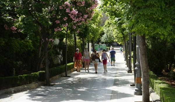 Un alto porcentaje de la población respeta la medida que obliga al uso de mascarilla en espacios públicos pese al mantenimiento de la distancia.
