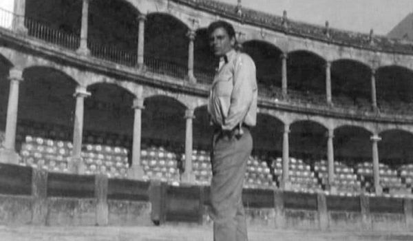 El escritor Juan Marsé, retratado en la Plaza de Toros de Ronda en 1962 por Albert Ripoll.