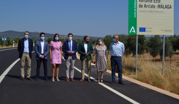 Alcaldes de la comarca, el presidente de la Diputación Provincial y los consejeros Elías Bendodo y Marifrán Carazo, han posado junto al presidente de la Junta