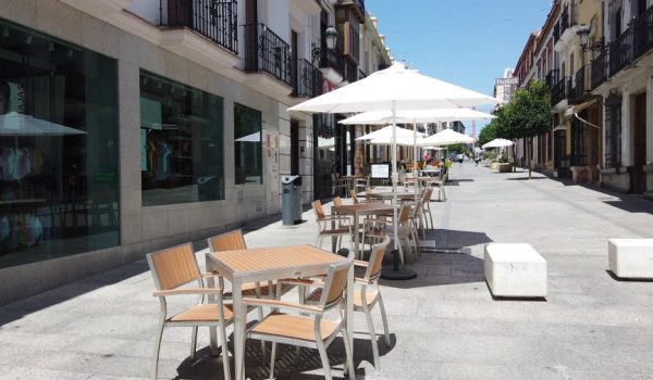 En aras de evitar nuevos contagios los establecimientos hosteleros garantizan la distancia de dos metros entre las mesas de las terrazas.