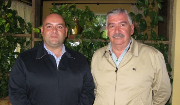 Alfonso García, Hermano Mayor de La Columna, junto al pregonero Martín Vivas.