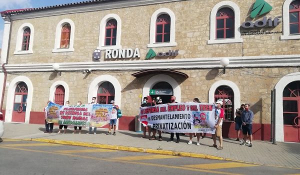 Las organizaciones convocantes exhiben pancartas reivindicativas al inicio del encierro esta mañana en la estación del tren de Ronda.