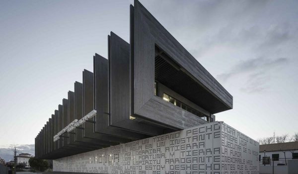 Ante la reiterada negativa de la usuaria a llevar mascarilla, el personal de la biblioteca llamó a la Policía Local para que interviniese.