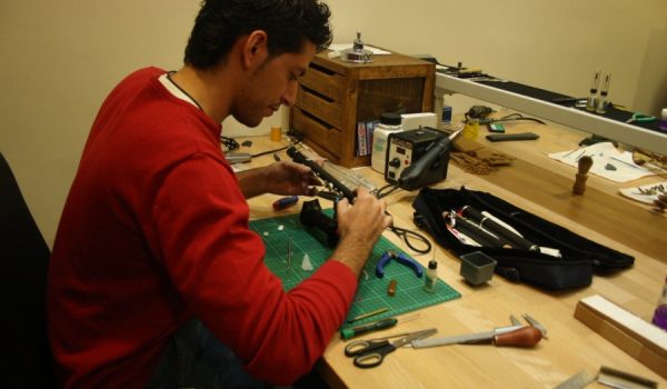Su especialidad es la construcción de instrumentos de viento.