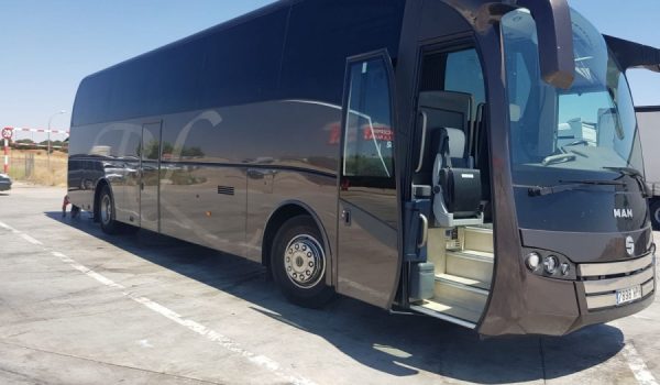 Los autobuses de Lara y López S. L. disponen de 55 plazas y el servicio podría comenzar a funcionar con una demanda aproximada de 44 alumnos inscritos.