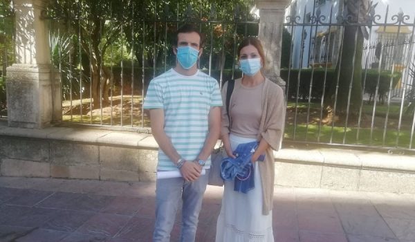 José Manuel López y María José Rojas, padres de una alumna de 1º de Primaria, reclaman que se autorice la división de cursos para el cumplimiento de ratios que estaban establecidas antes de la pandemia.