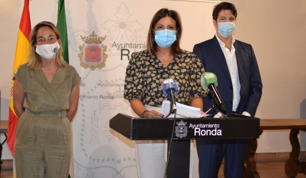La alcaldesa, flanqueada por Alicia López y Miguel Guerrero, durante su comparecencia esta mañana ante los medios de comunicación