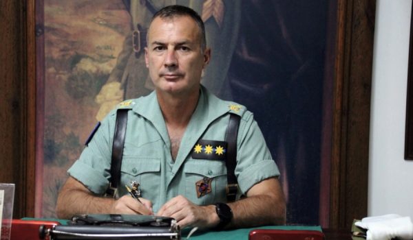 El jefe del 4º Tercio, en la sala histórica durante el reciente cambio de mando en la X Bandera