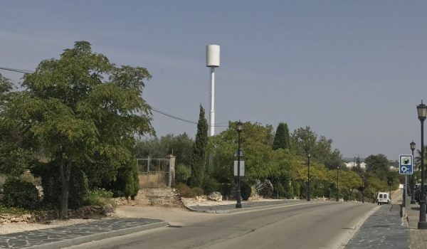 Vecinos de la zona alertaron a los responsables municipales sobre la presencia de la antena, de grandes dimensiones y que afecta, además, al impacto visual de un área que podría declararse como BIC.
