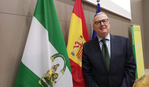 Vadillo es Licenciado en Medicina y Cirugía por la Universidad de Zaragoza, especialista en Neurología y doctor en Medicina y Cirugía por la Universidad de Santiago de Compostela.