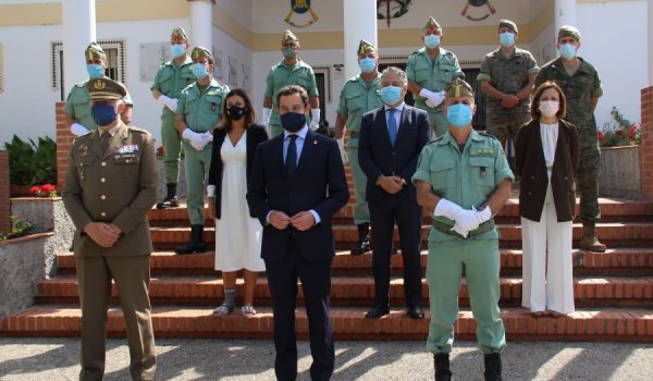 El presidente del Gobierno andaluz ha estado acompañado, entre otras autoridades, por el teniente general José Rodríguez, jefe de la Fuerza Terrestre y por el coronel jefe del 4º Tercio, Francisco García-Almenta