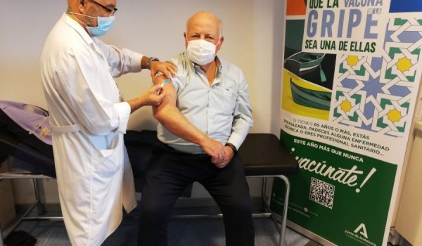 El consejero de Salud y Familias, Jesús Aguirre, hace un llamamiento a la participación de la población y admite que la campaña será larga.