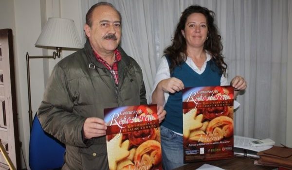 Vicente Becerra, delegado de Fiestas, y Charlotte Wilmot, presidenta de la Asociación Raíces.