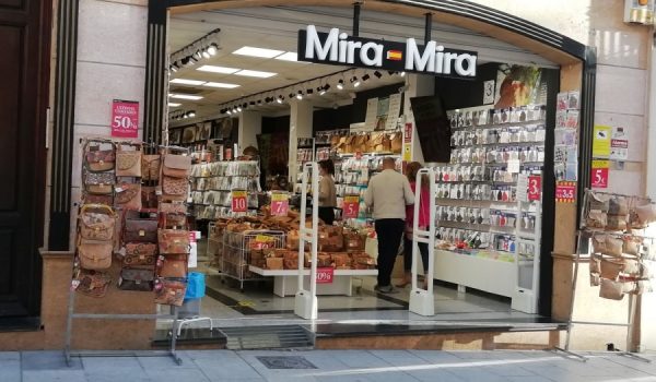 Los nuevos establecimientos de souvenirs se ubican en locales de grandes dimensiones, en calles céntricas, y centran su oferta en los productos derivados del corcho y las mascarillas.