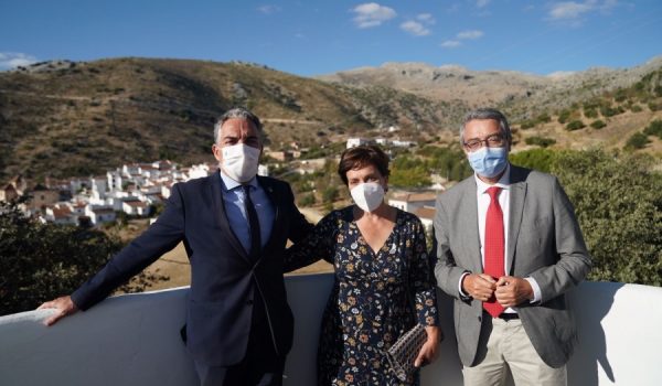 Bendodo ha agradecido a la alcaldesa, María Dolores Bullón, su apoyo y colaboración permanente en el proyecto del Centro de Interpretación de Fray Leopoldo, que se inaugurará la semana que viene.