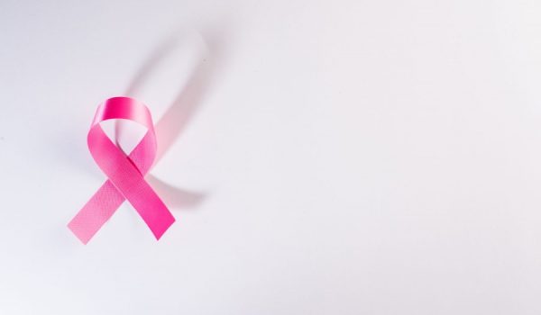 El lazo rosa simboliza el apoyo a los pacientes de cáncer de mama.