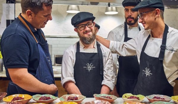 Miguel, acompañado de algunos de los alumnos que han pasado por su escuela y a los que ha inculcado el amor por la cocina.