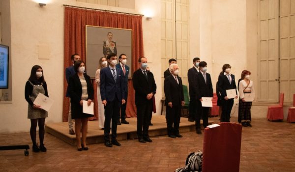 Más de un centenar de jóvenes estudiantes fueron premiados en la ceremonia que comenzó con las palabras de bienvenida del Teniente de Hermano Mayor.