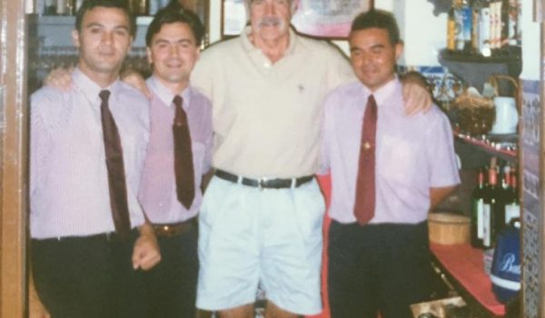 Connery se fotografió junto con los propietarios del Restaurante Pedro Romero de Ronda.