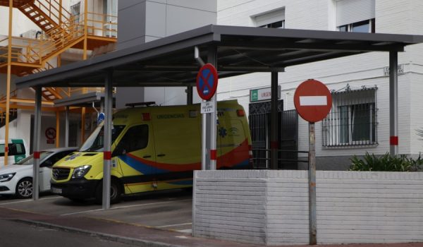 Desde hace varias semanas las instalaciones de Urgencias del Centro de Salud Ronda Norte están acondicionadas para atender en circuitos diferenciados a pacientes con COVID-19 o sospecha, sin riesgo para pacientes de otras patologías.
