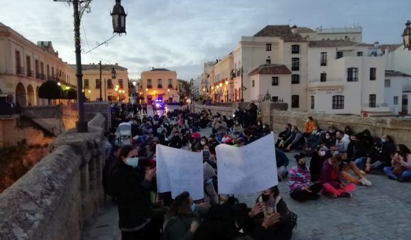 Los manifestantes han bloqueado el paso en el Puente Nuevo para visibilizar su malestar.