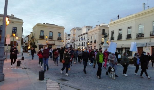 Este jueves más de un centenar de empresarios, autónomos y comerciantes salieron a la calle para reclamar ayudas por parte de la administración.