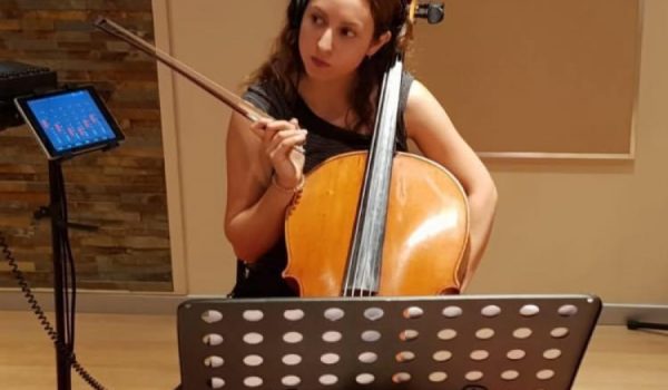 La joven ha participado interpretando junto a otros músicos de cuerda fragmentos de las canciones “Me voy” y “Salto Mortal”.