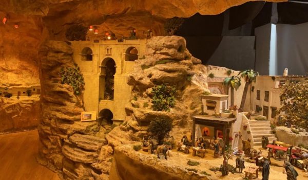 Cada año la artesana belenista recrea diversos monumentos que atraen a numerosos visitantes al municipio cada Navidad.