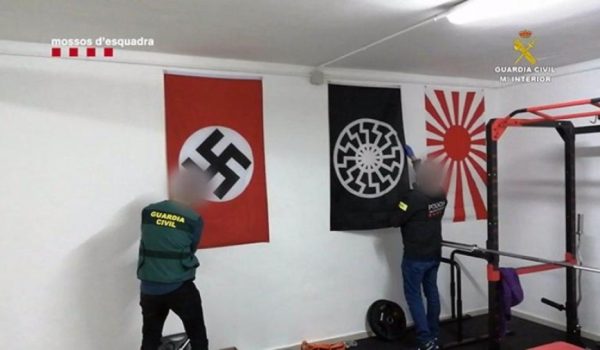 Con sus perfiles, los detenidos se dedicaban a difundir mensajes de contenido racista contra otros colectivos por razón de su raza, origen, creencias, manifestaciones políticas, sexo u orientación sexual.