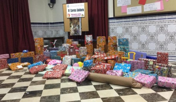 El Grupo Joven de la Hermandad del Rocío ha conseguido recaudar alrededor de 300 regalos.