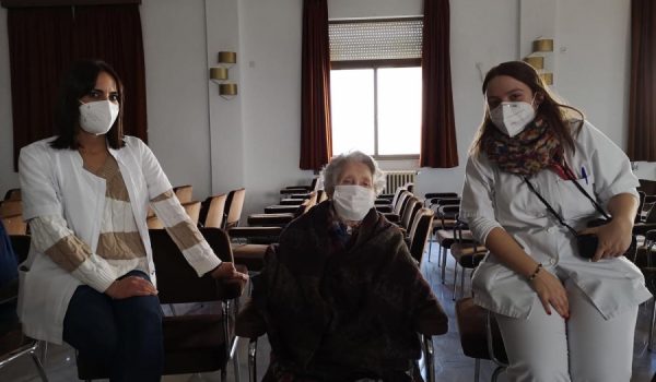Dolores, de 99 años, ha sido la primera vacunada de Ronda en la Residencia Hermanitas de Los Pobres junto al personal de la residencia.