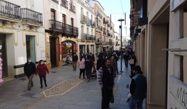 Este lunes decenas de docentes se han sometido a pruebas diagnósticas del COVID-19 antes de su regreso a las aulas.