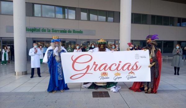 El homenaje al personal sanitario por su papel durante la crisis sanitaria ha contado con representación de varios cuerpos de seguridad.