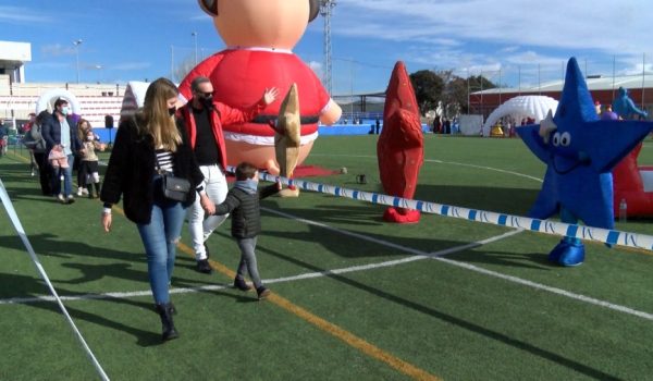 A la entrada del polideportivo los más pequeños han podido disfrutar de animaciones e hinchables.