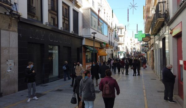 Pese a una mayor conciencia social, los establecimientos dedicados al textil y calzado deben competir con el comercio electrónico.